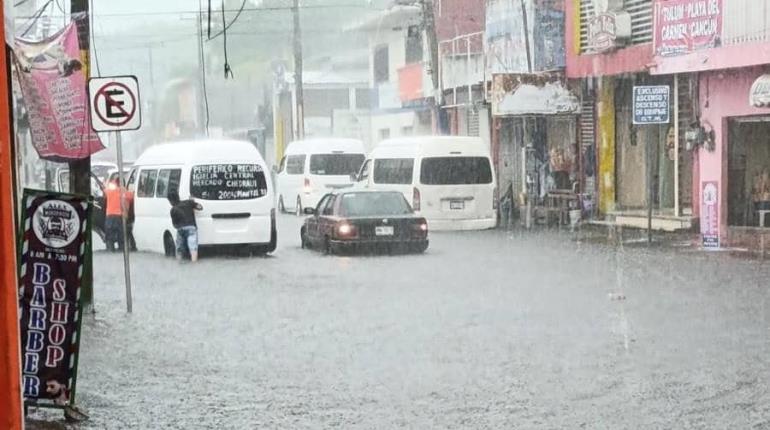 Encharcamientos y accidentes dejan lluvias en Villahermosa