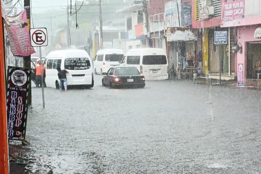 Encharcamientos y accidentes dejan lluvias en Villahermosa