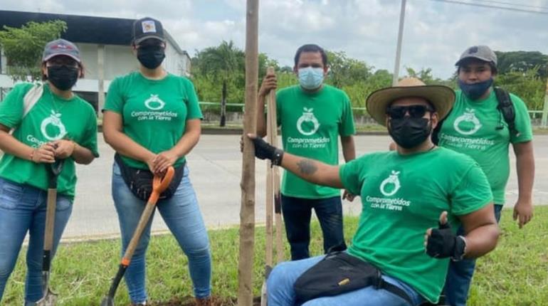 "Comprometidos con la Tierra" siembran 22 nuevos árboles frente al Parque Tabasco