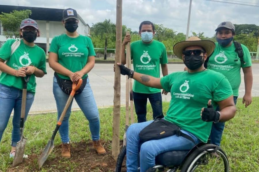 "Comprometidos con la Tierra" siembran 22 nuevos árboles frente al Parque Tabasco