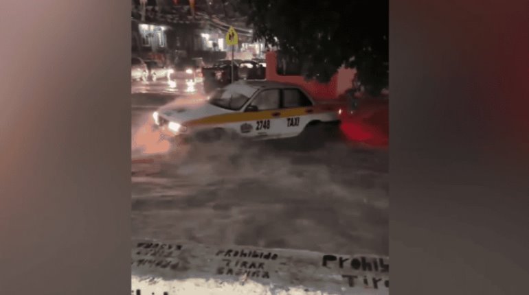 Taxi es arrastrado por la corriente al intentar cruzar calle inundada en Chiapas