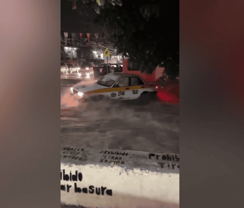 Taxi es arrastrado por la corriente al intentar cruzar calle inundada en Chiapas