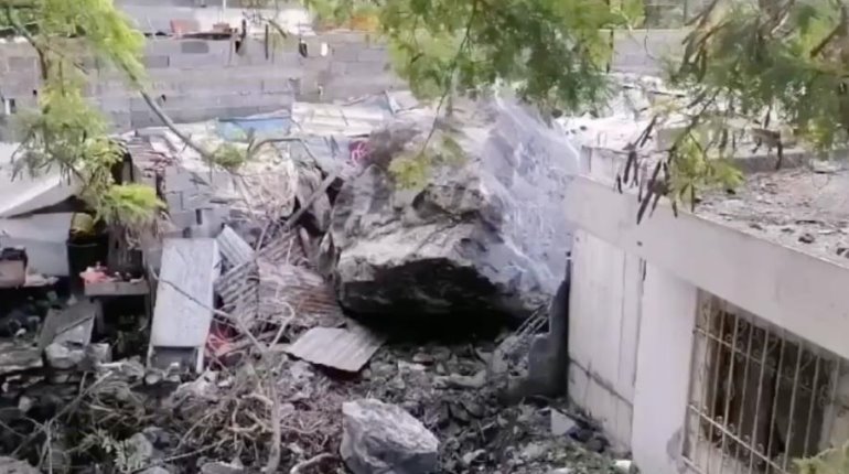 Desprendimiento de rocas golpea viviendas en Monterrey