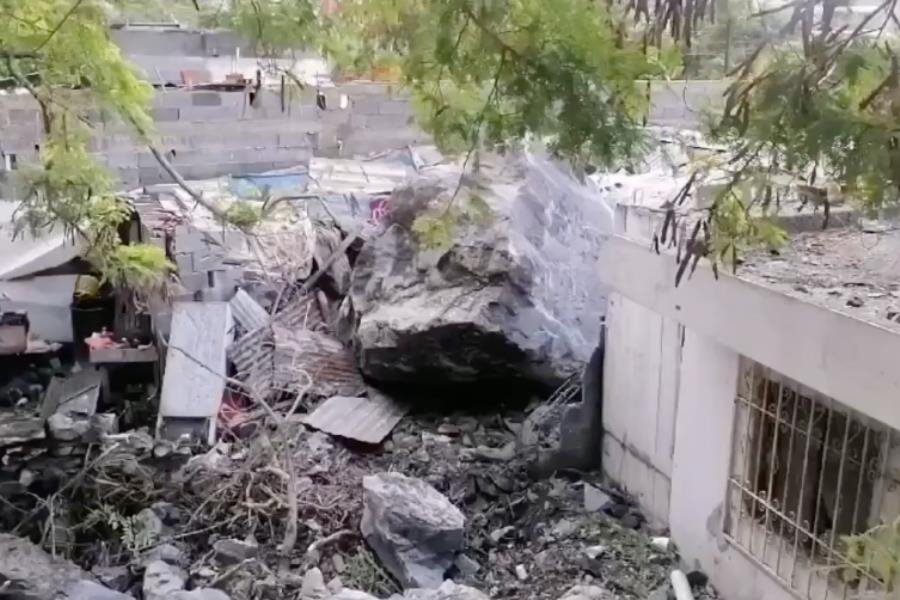 Desprendimiento de rocas golpea viviendas en Monterrey