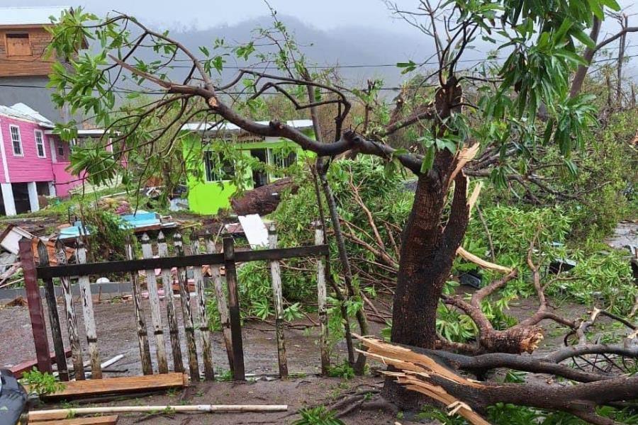 Huracán Beryl toca tierra en Islas de Barlovento