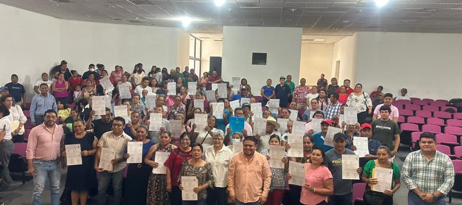 Regularizan predios con entrega de títulos de propiedad a 55 familias en Balancán