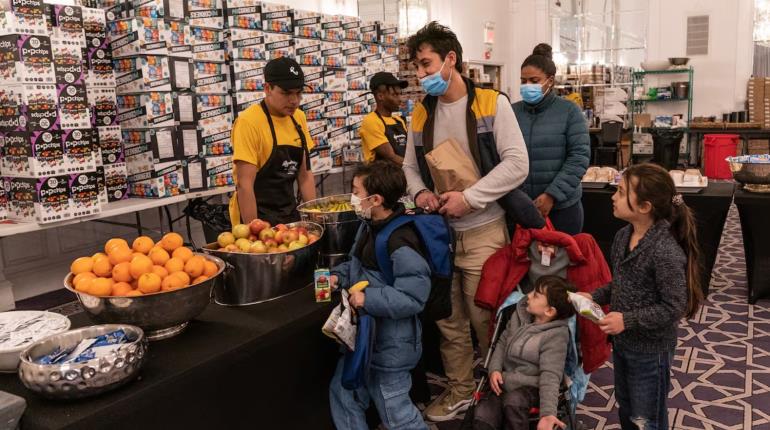 Amplía Nueva York programa de tarjetas para que más de 7 mil migrantes compren alimentos