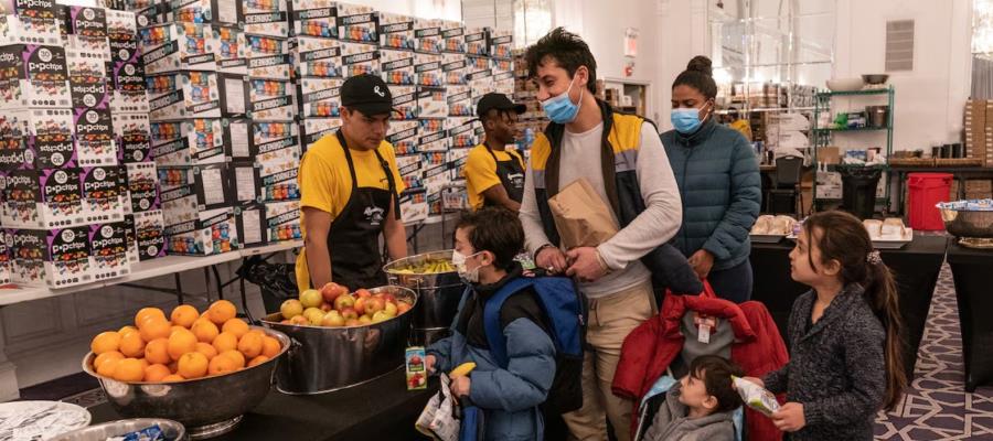 Amplía Nueva York programa de tarjetas para que más de 7 mil migrantes compren alimentos