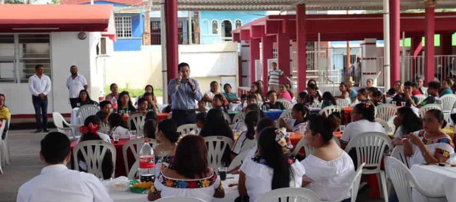 Se reúne Chelo Cano con alumnos sobresalientes Se reúne Chelo Cano con alumnos sobresalientes