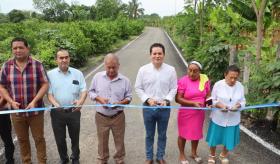 Entrega Chelo Cano obra asfáltica y alcantarillado en Cucuyulapa