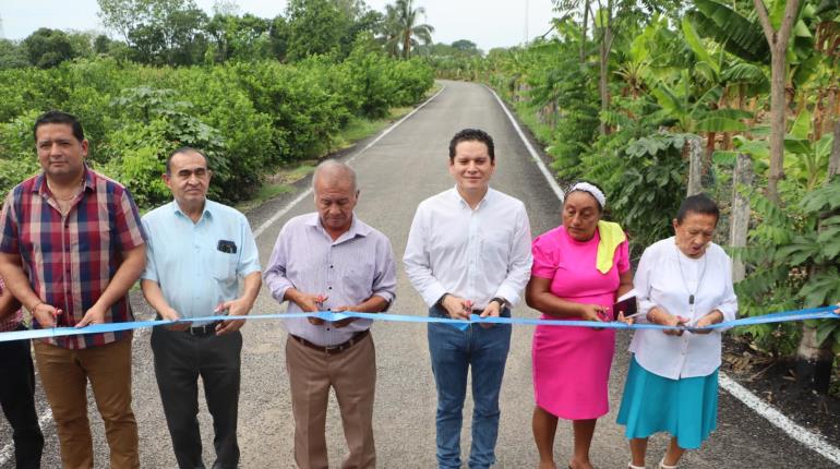 Entrega Chelo Cano obra asfáltica y alcantarillado en Cucuyulapa