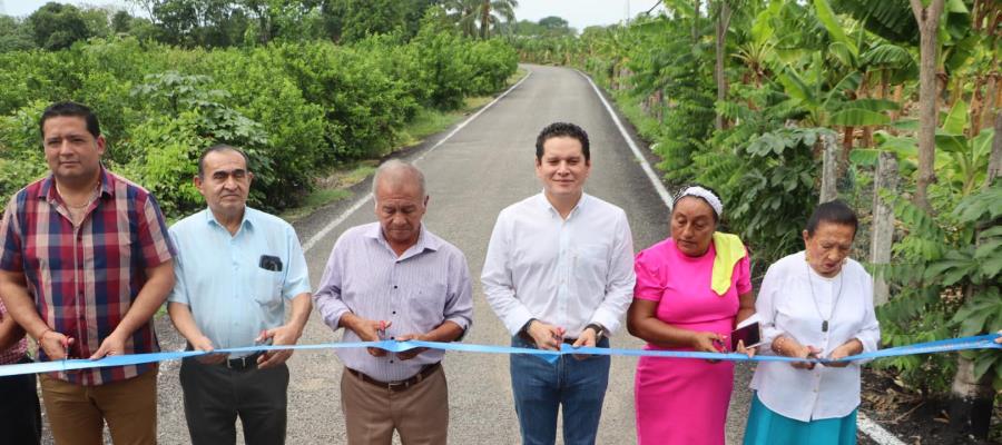 Entrega Chelo Cano obra asfáltica y alcantarillado en Cucuyulapa