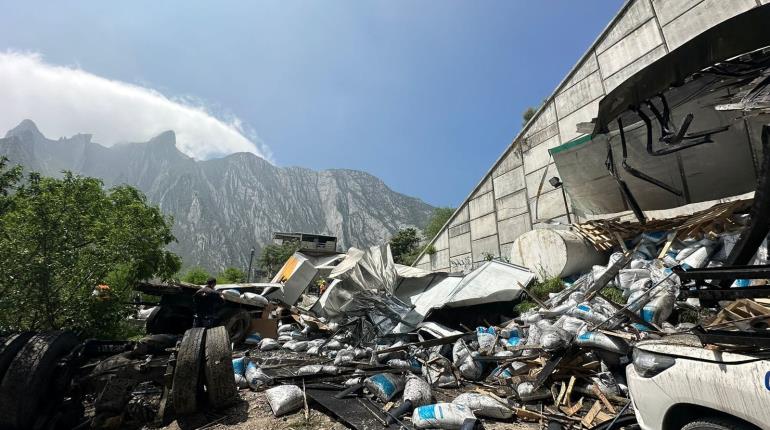 Conductor de tráiler pierde control de la unidad y cae desde puente de la autopista Monterrey – Saltillo