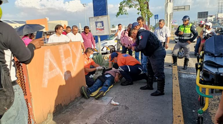 Automovilista impacta a motociclista y se da a la fuga frente a plaza Las Américas