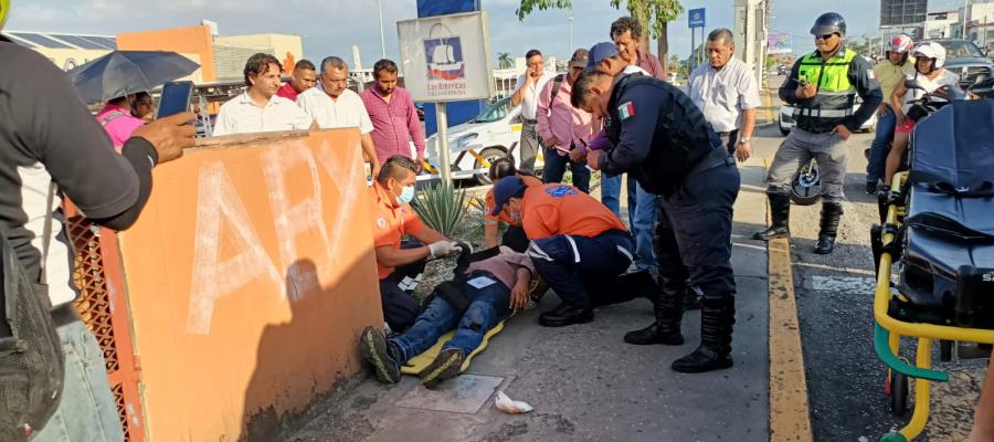 Automovilista impacta a motociclista y se da a la fuga frente a plaza Las Américas