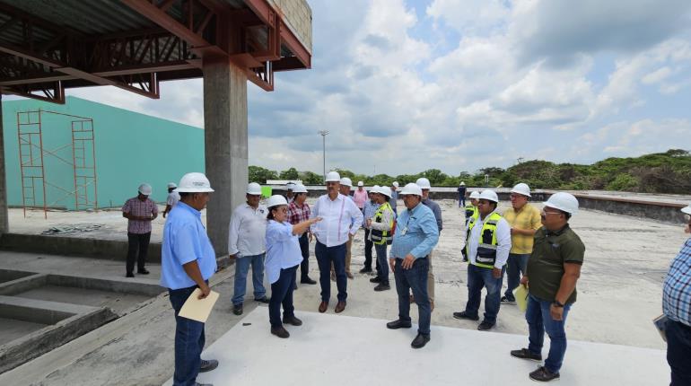 Pide Merino celeridad a constructores que rehabilitan hospital de Cárdenas