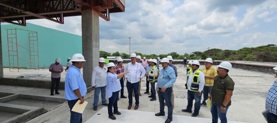 Pide Merino celeridad a constructores que rehabilitan hospital de Cárdenas