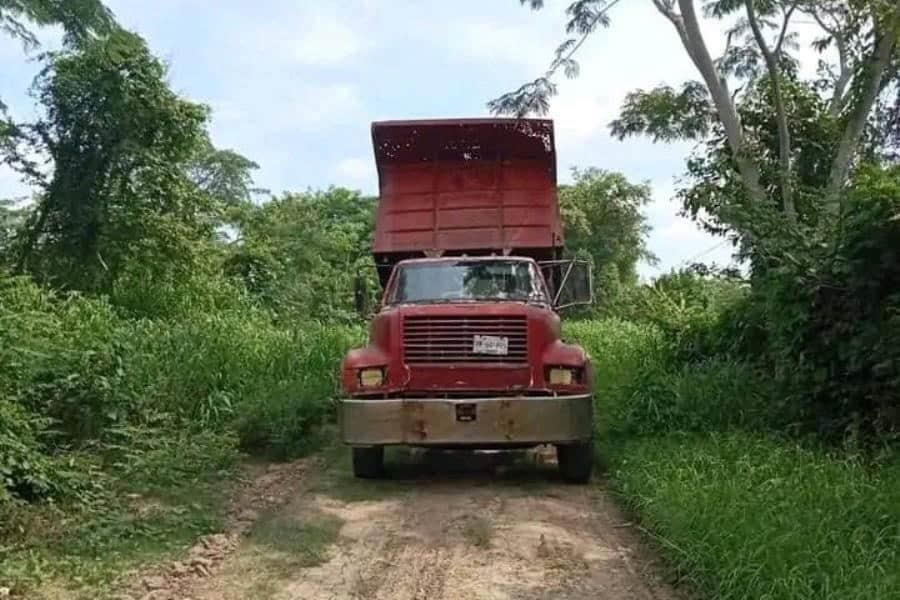 Empresa rellena calles con presuntos desechos tóxicos en rancherías de Nacajuca