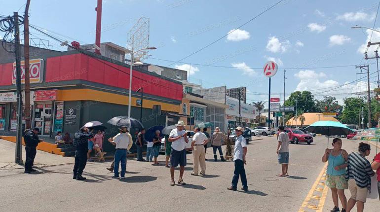 Colonos de Gil y Sáenz cierran Méndez por falta de luz