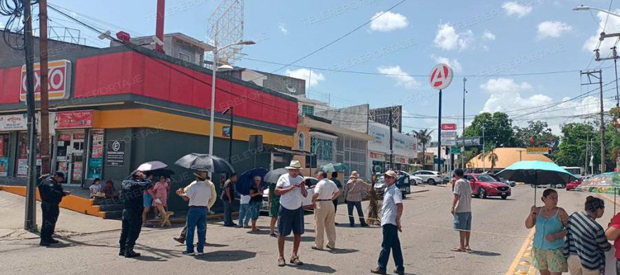 Colonos de Gil y Sáenz cierran Méndez por falta de luz