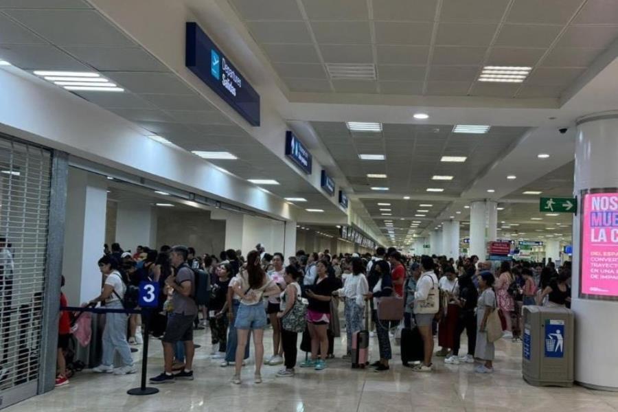 Aerolíneas reanudan vuelos en aeropuerto de Cancún tras paso de "Beryl"