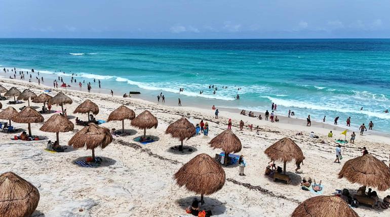 Se aleja "Beryl" y turistas vuelven a las playas de Quintana Roo