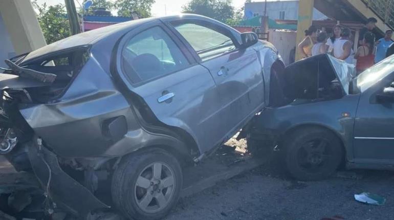 Automovilistas chocan de frente en la Paraíso-Comalcalco