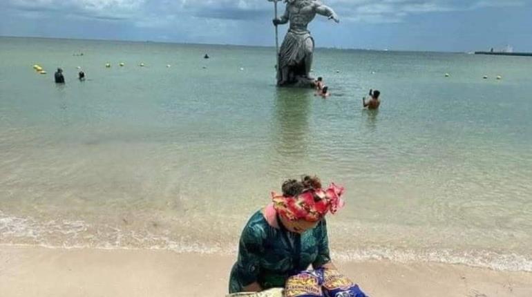 Llevan "Globitos" a estatua de Poseidón en Yucatán tras paso de "Beryl"
