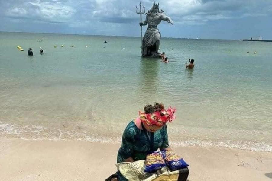 Llevan "Globitos" a estatua de Poseidón en Yucatán tras paso de "Beryl"