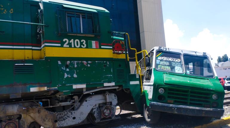 Microbús intenta ganarle el paso a tren en Edomex y es impactado