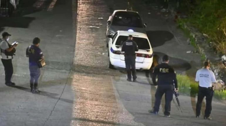 Hallan 3 cuerpos desmembrados en taxi abandonado en Acapulco