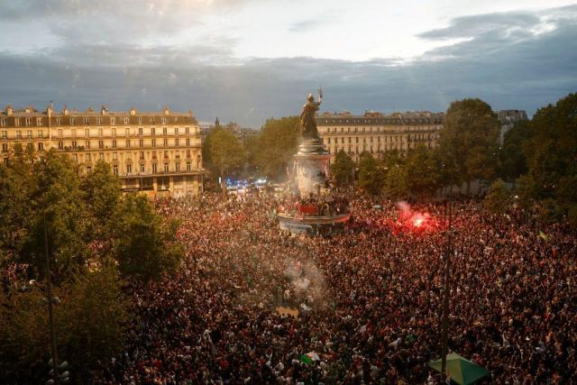 Miles salen a las calles a celebrar triunfo de la izquierda en Francia