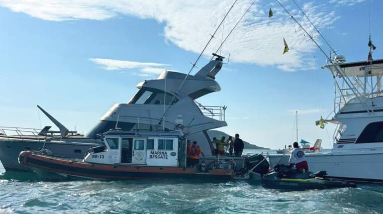 Rescatan a 10 personas de yate que se hundía en Mazatlán