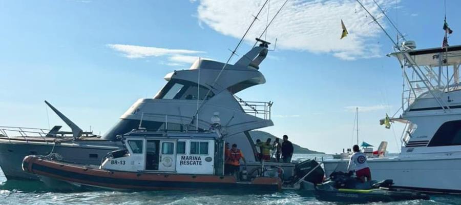 Rescatan a 10 personas de yate que se hundía en Mazatlán