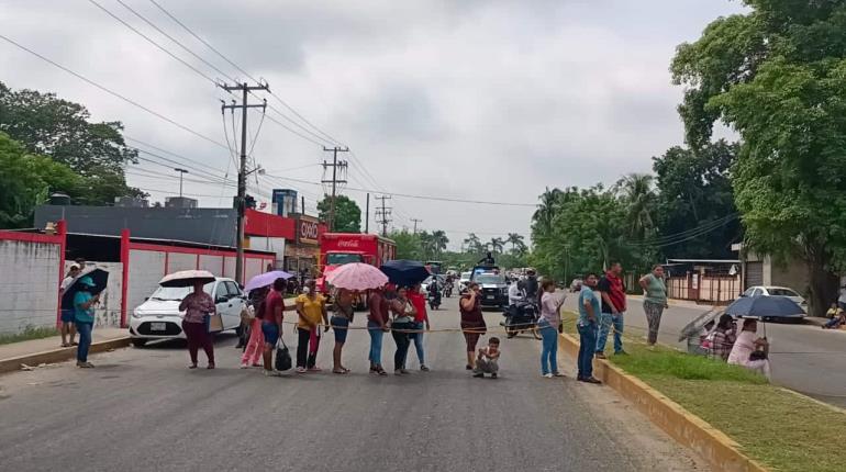 Cansados del olor a hidrocarburo, cierran la Villahermosa-Nacajuca