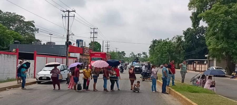 Cansados del olor a hidrocarburo, cierran la Villahermosa-Nacajuca