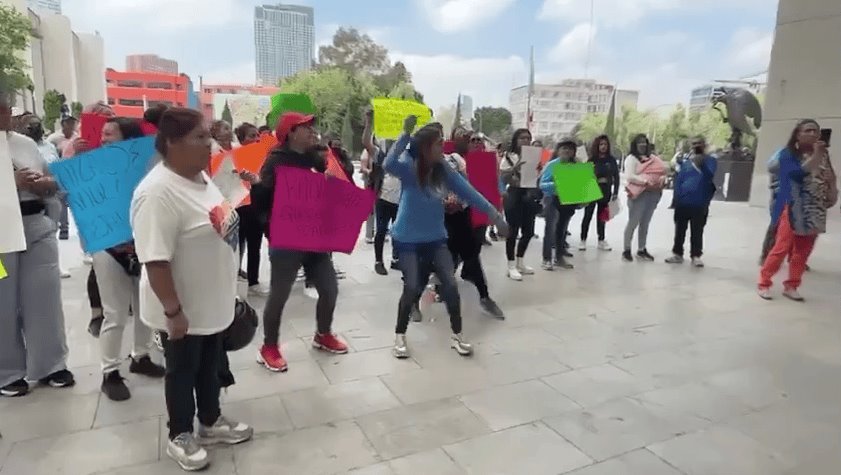 Manifestantes lanzan tomates a la alcaldía Cuauhtémoc, en CDMX