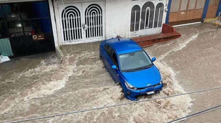 Lluvias en Tuxtla Gutiérrez provocan inundaciones y la volcadura de un colectivo; hay 12 lesionados