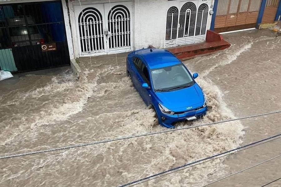 Lluvias en Tuxtla Gutiérrez provocan inundaciones y la volcadura de un colectivo; hay 12 lesionados