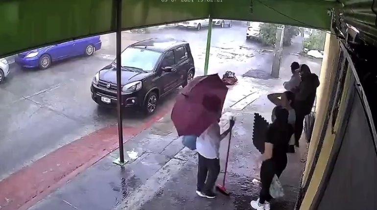 Balean a personas que se resguardaban de la lluvia en Cuernavaca