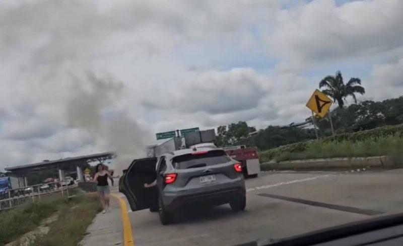 Cortocircuito ocasiona incendio de camioneta en caseta de Sánchez Magallanes