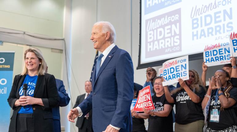 "El tiempo apremia": Nancy Pelosi sugiere a Biden repensar su candidatura