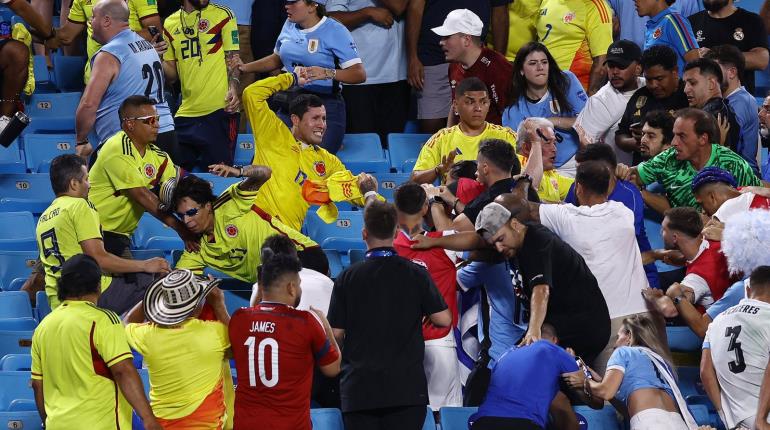 Jugadores de Uruguay se enfrentan a golpes con aficionados colombianos