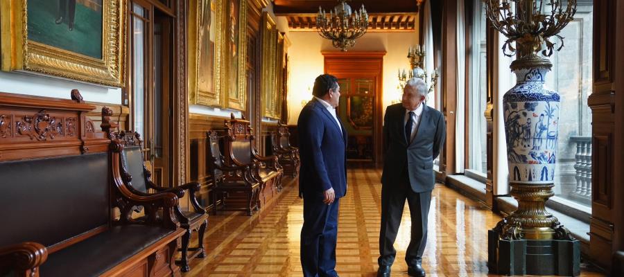 Recibe AMLO a May en Palacio Nacional