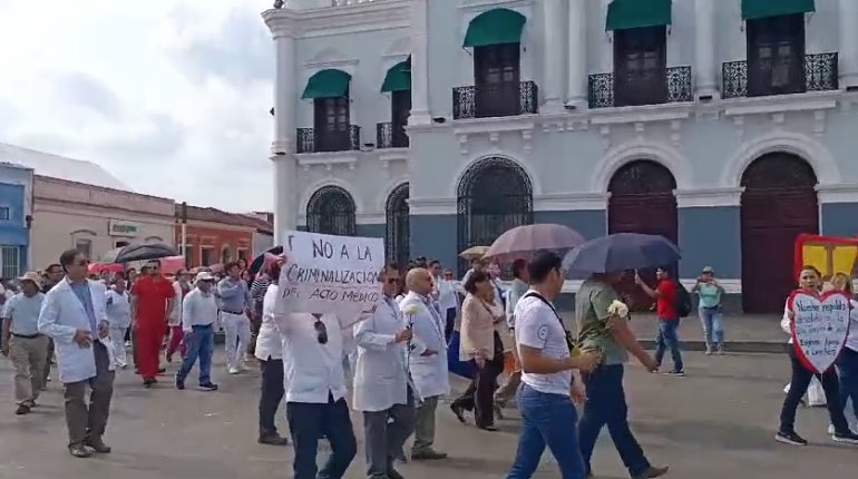 Marchan médicos para pedir liberación de colega