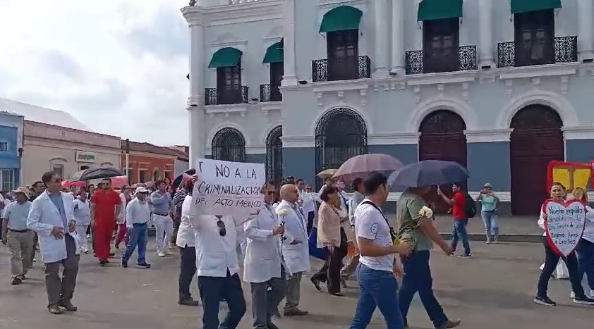 Marchan médicos para pedir liberación de colega