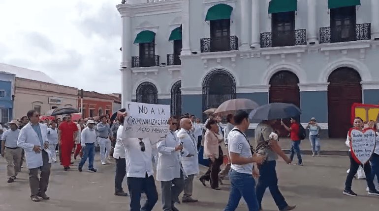 Colegios médicos piden no criminalizarlos, tras caso de ginecóloga acusada de homicidio