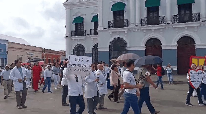 Colegios médicos piden no criminalizarlos, tras caso de ginecóloga acusada de homicidio