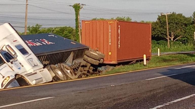 Vuelca tráiler sobre la Villahermosa – Cárdenas