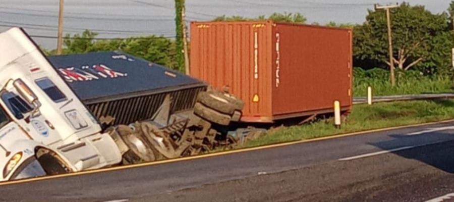 Vuelca tráiler sobre la Villahermosa – Cárdenas